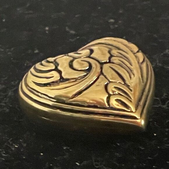 Vintage 1950s MCM Art Deco 1.5” gold tone scroll work puffed heart pendant #1 - Picture 2 of 7